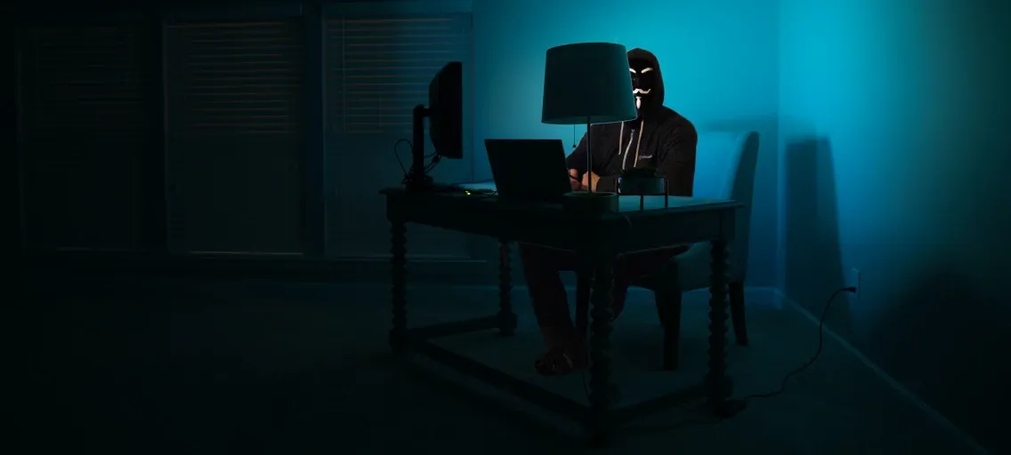 Cybercrimineel achter een laptop